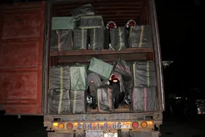 Hơn 40.000 gói thuốc lá lậu trên xe container