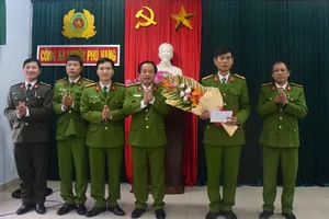 Khen thưởng lực lượng công an bắt kẻ cướp đâm bé 10 tuổi