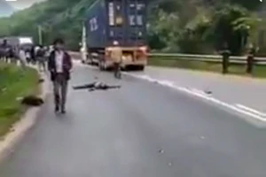 Tai nạn giữa xe máy và xe container, 2 người tử vong