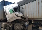 2 container đấu đầu trên quốc lộ, 1 tài xế tử vong
