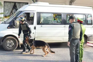 Khởi tố 3 người thuê xe tang chở 14.000 viên ma túy