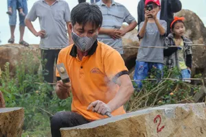Độc lạ cuộc thi chẻ đá mồ côi