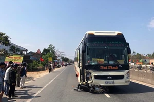 Khởi tố tài xế xe khách tông xe máy khiến 2 cha con tử vong