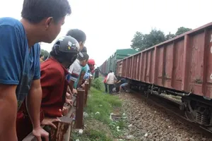 Cụ ông 76 tuổi tử vong khi băng qua đường ray