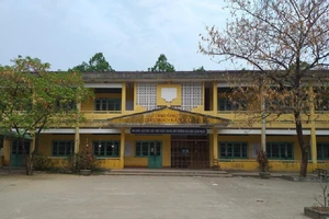 1 người vào trường tiểu học giật dây chuyền nhiều học sinh