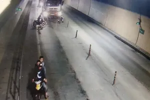 Nhóm người chặn, đập xe tải ở hầm Phước Tượng