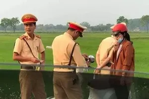 Xôn xao việc CSGT lắp gương chiếu hậu cho cô gái đi xe máy