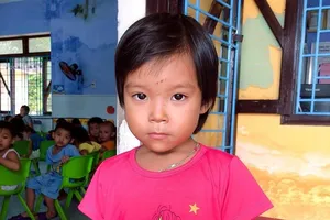 Tìm người thân cho bé gái bị lạc trên bãi biển Thuận An