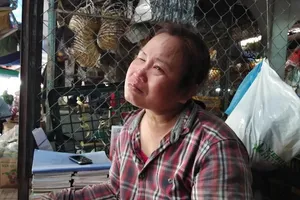 Người mẹ mù lòa khóc vì con trai đâm người nhắc vượt đèn đỏ