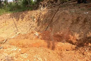 Đào đất xây nhà thì phát hiện bom gần 2m