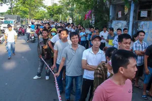 Xếp hàng từ 3 giờ sáng đăng ký vaccine 6 trong 1