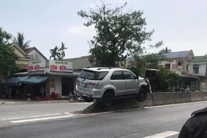 Ô tô nằm gọn trên dải phân cách