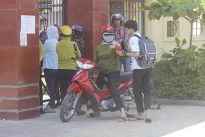 Trời nắng như đổ lửa, cha mẹ đưa con đi thi lại môn Ngữ văn