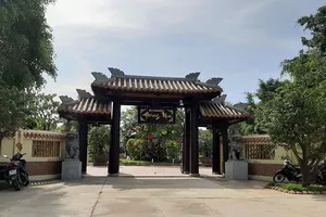 Cán bộ phải trèo tường vào kiểm tra resort 