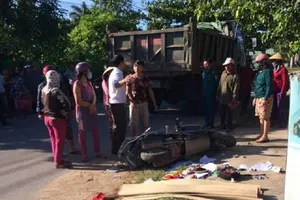 Va chạm với xe tải, 3 mẹ con thương vong