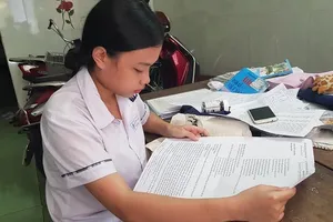 Thí sinh dự thi với đề in trên khổ giấy đặc biệt