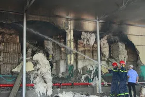 Kho nguyên liệu công ty sợi ở Thừa Thiên-Huế bốc cháy dữ 