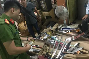 Ô tô chở đao, kiếm, dao găm... từ Hà Nội vào Nam