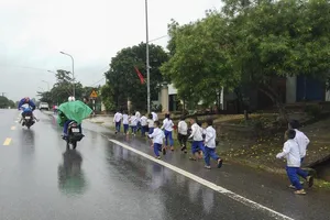 Không biết hoãn khai giảng, HS vùng lũ đội mưa đến trường