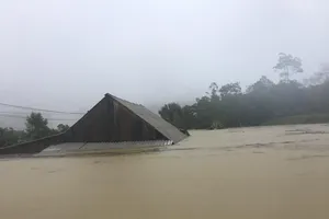 Rốn lũ Tân Hóa nhà ngập đến nóc, bị cô lập ba ngày qua