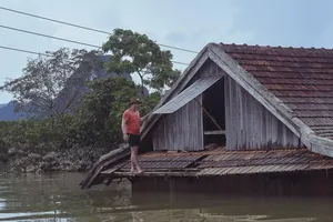 Dân vùng lũ Quảng Bình co ro chờ nước rút