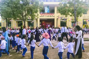 Học sinh vùng lũ Bình - Trị - Thiên khai giảng năm học mới