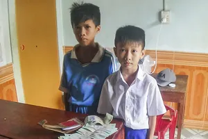 2 học sinh trả lại hơn 16 triệu đồng cho người đánh rơi