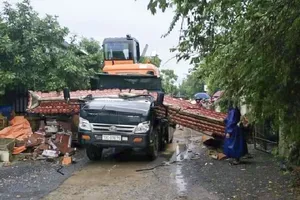 Xe chở máy công trình kéo sập cổng làng, tài xế tử vong