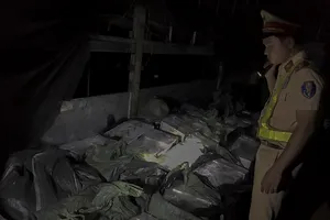 Hơn 24.000 gói thuốc lá lậu trong xe tải vi phạm giao thông