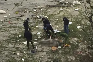 Thi thể 2 nam giới dạt vào bờ biển