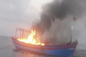 Tàu cá chở 7 thuyền viên bốc cháy trên biển