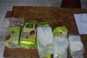 Nhặt gần 8 kg nghi ma túy đá ở bờ biển