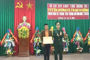 Khen thưởng người giao nộp 7 gói nghi ma túy dạt vào bờ biển