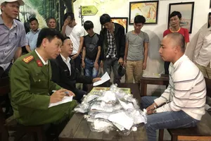 18 con bạc sát phạt nhau trong quán cà phê