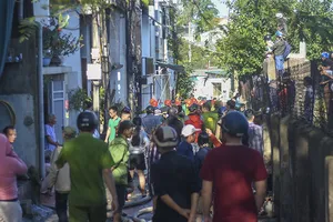 Cháy cột điện lan sang 3 căn nhà của dân