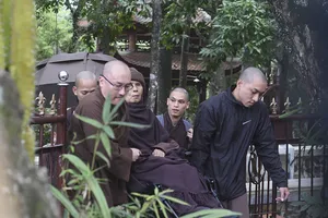 Thiền sư Thích Nhất Hạnh trở về Huế sau một tháng ở Thái Lan