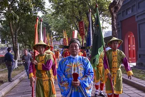 Huế dựng cây nêu đón Tết bằng nghi thức Cung Đình