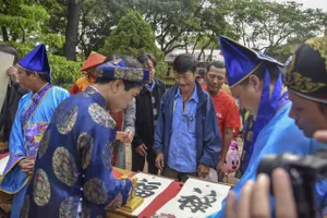 Du khách xếp hàng xin chữ đầu xuân ở Cố đô Huế