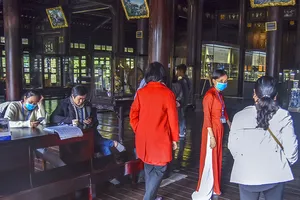 Huế: Nhân viên bảo tàng, du khách kín mít khẩu trang