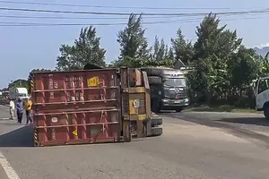 Container va chạm ô tô tải, 1 tài xế nhập viện