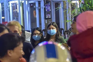 Phố đi bộ tạm đóng cửa vì Corona, du khách vẫn đông đúc