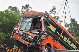 Ô tô khách tông vào xe bồn làm 7 người nhập viện