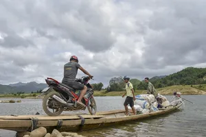 Nguy hiểm từ chuyến đò ngang trên sông Đakrông
