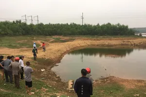 Trượt chân rơi xuống hồ, 2 học sinh tử vong