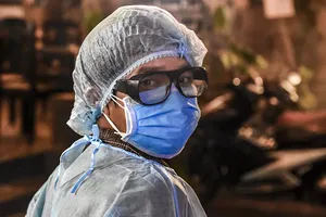 Lực lượng chức năng phun thuốc sát trùng tại khu vực phát hiện một ca dương tính COVID-19 vào ngày 8-3. Ảnh: NGUYỄN DO