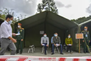 Huế cách ly 12 người cùng bay với nữ tiếp viên nhiễm COVID-19