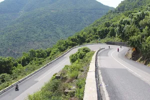 Lập chốt trên đèo Hải Vân nhắc nhở người dân hạn chế đi lại