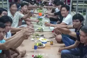 Bốn người tổ chức ăn nhậu trong khu cách ly bị phạt 800 ngàn 