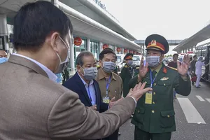 Ông Phan Ngọc Thọ, Chủ tịch UBND tỉnh Thừa Thiên-Huế (người mặc áo xanh đen) tại buổi diễn tập phòng chống dịch COVID-19. Ảnh: NGUYỄN DO