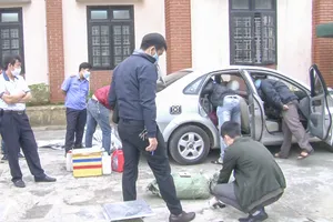 Một phụ nữ vận chuyển 74 kg thuốc nổ trên ô tô